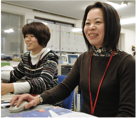 安全書類の作成を担当している竹下希さん（右）は「誰かが休んだ時は"その人の仕事を覚えるチャンスだ"と考え、カバーしあっています」。長岡絵美さん（左）は入社4年目、「子どもの行事は有休で、病気の時は看護で。ちゃんと休ませてもらえるのが嬉しい」